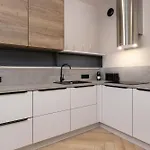 Modern With Ac & Parking In By Renters