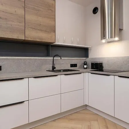 Modern With Ac & Parking In By Renters