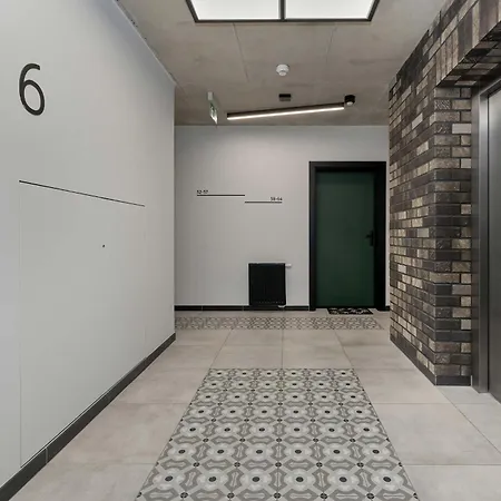 Modern With Ac & Parking In By Renters