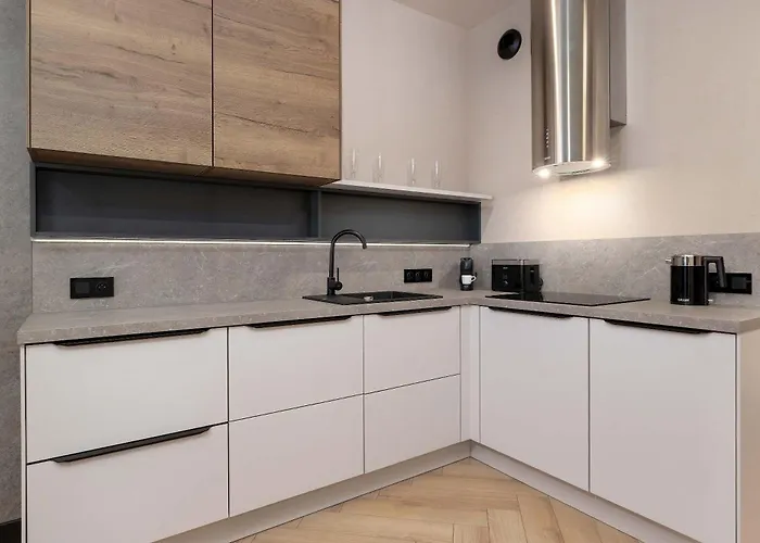 Modern With Ac & Parking In By Renters