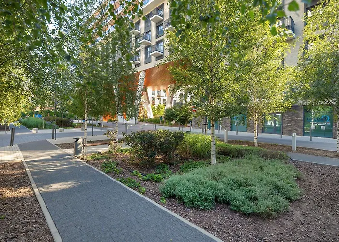 Modern With Ac & Parking In By Renters