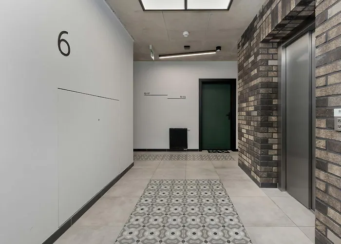 Modern With Ac & Parking In By Renters