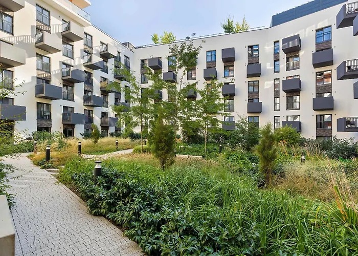 Modern With Ac & Parking In By Renters